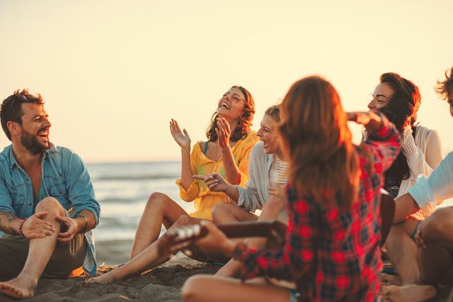 Фотография группы людей, сидящих на пляже, для демонстрации Picture Smart. Подробное описание смотрите ниже.